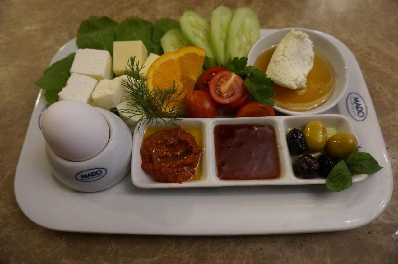Phosphorion Hotel Istanboel Buitenkant foto A traditional Turkish breakfast