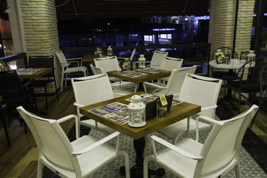 Phosphorion Hotel Istanboel Buitenkant foto Interior of a restaurant in Nicosia