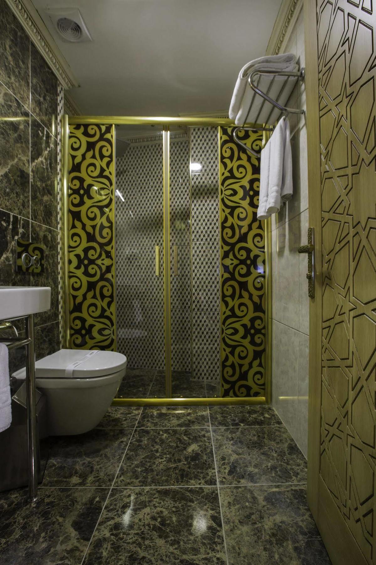 Phosphorion Hotel Istanboel Buitenkant foto A shower enclosure