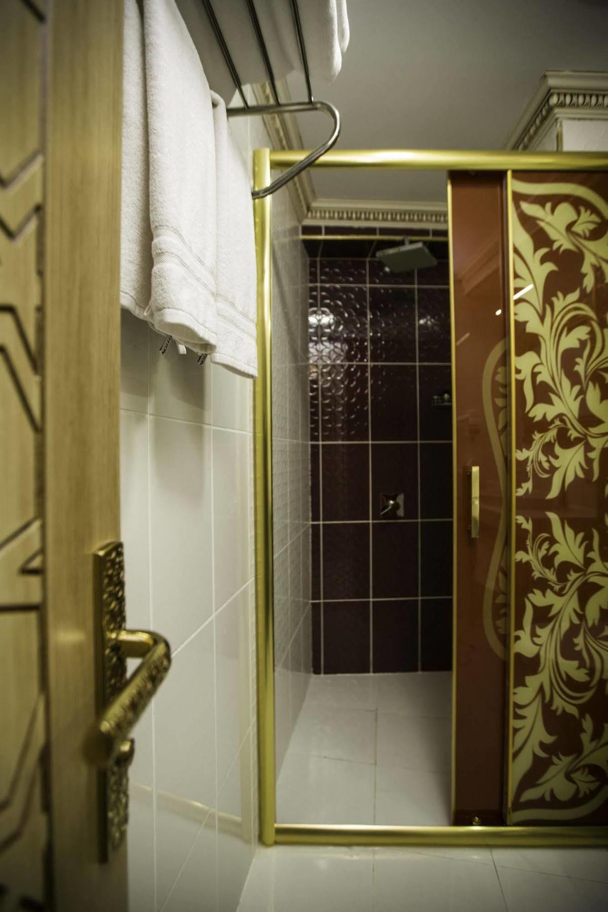 Phosphorion Hotel Istanboel Buitenkant foto A shower cubicle