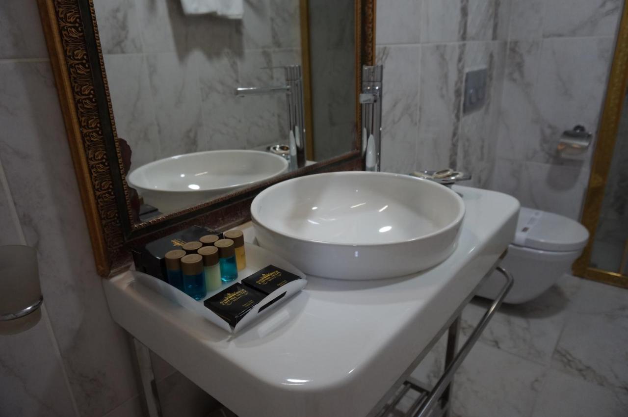 Phosphorion Hotel Istanboel Buitenkant foto Bathroom in a hotel